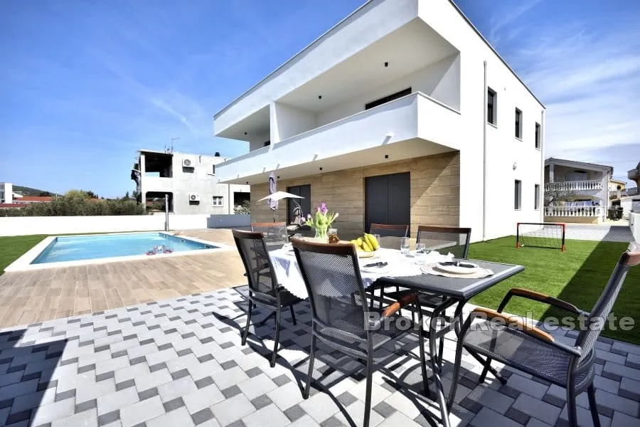 moderna vila sa bazenom - slika 2
