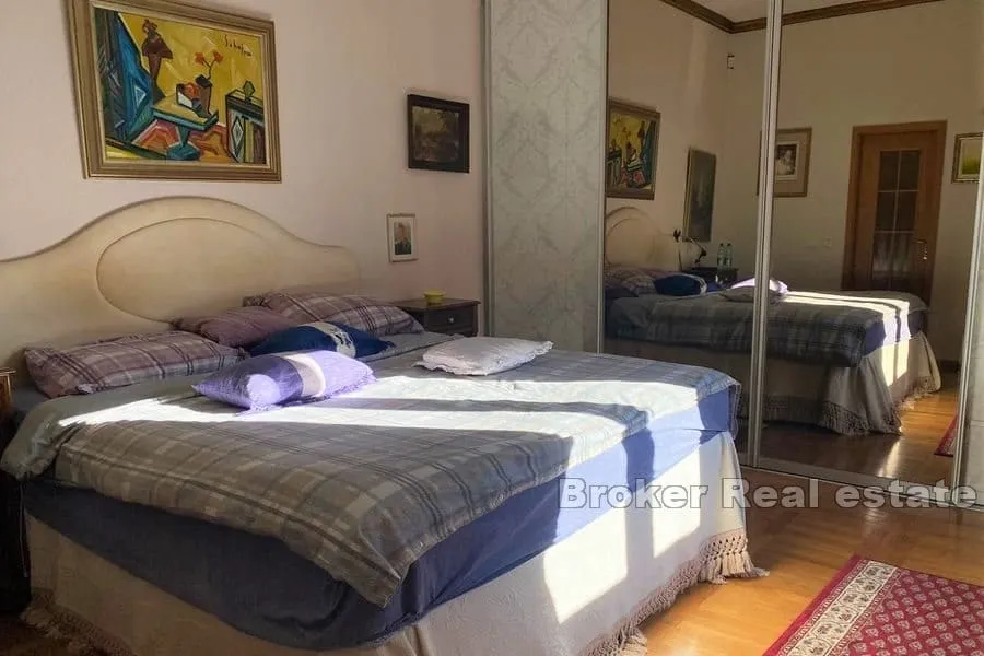 kuća s bazenom i prostranom okućnicom - slika 9