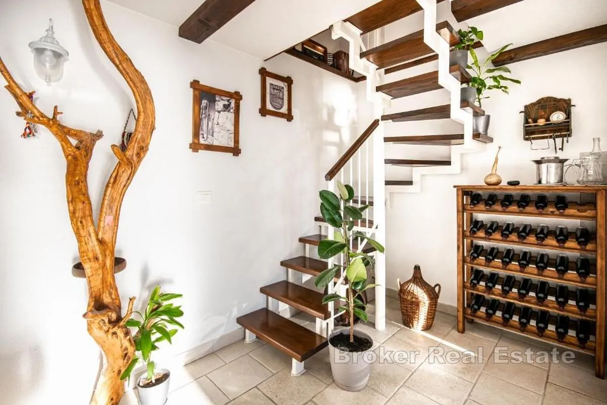 mediteranska kamena kuća s bazenom i pogledom na more - slika 11