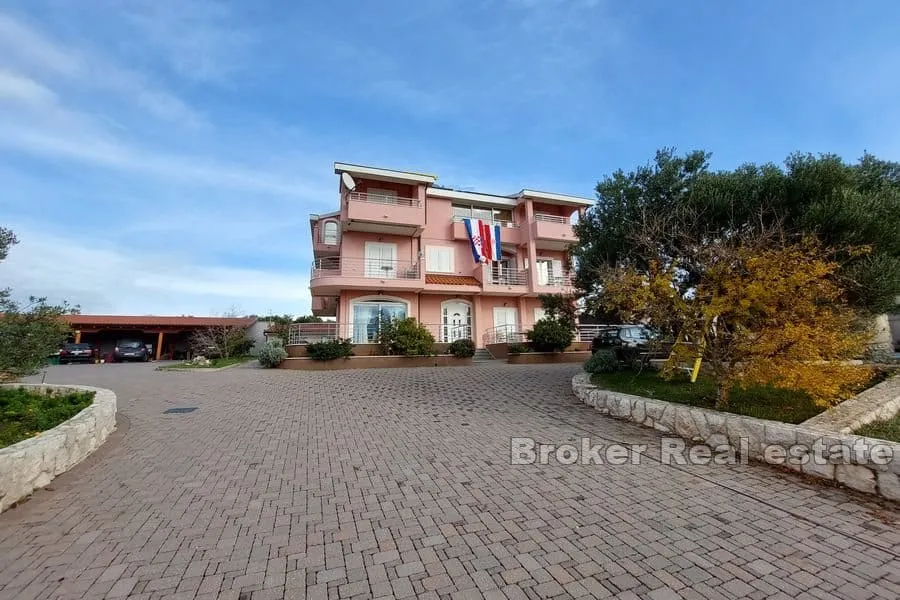 apartmanska kuća s bazenom - slika 11