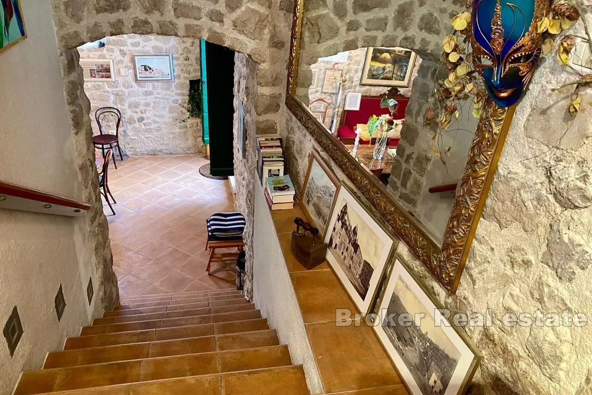 stambeno-poslovni prostor u palači - slika 3