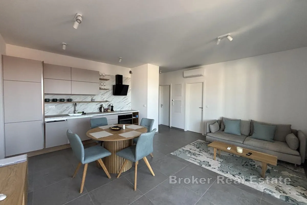 dvosoban penthouse stan s pogledom na more i krovnom terasom - slika 2