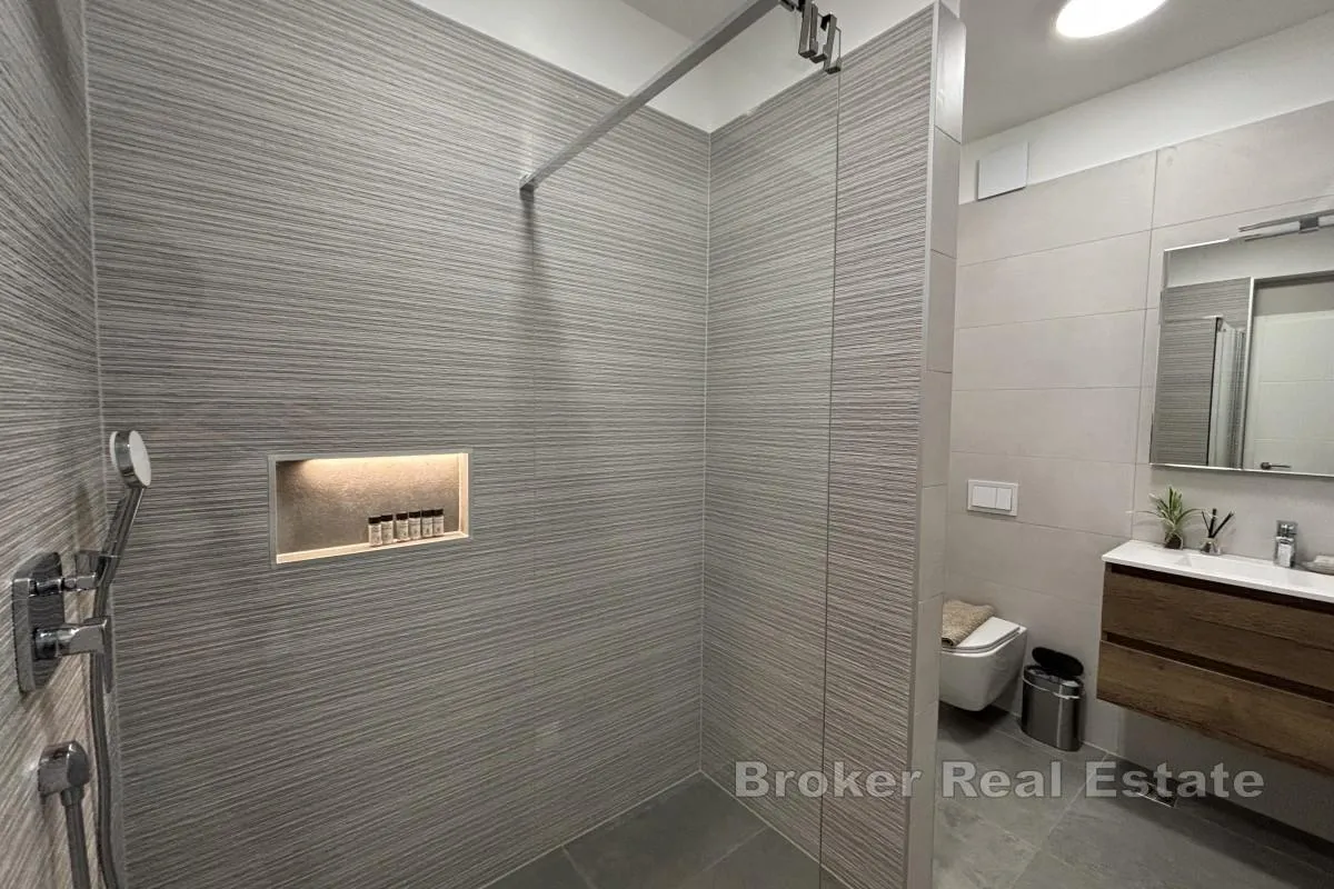 dvosoban penthouse stan s pogledom na more i krovnom terasom - slika 13