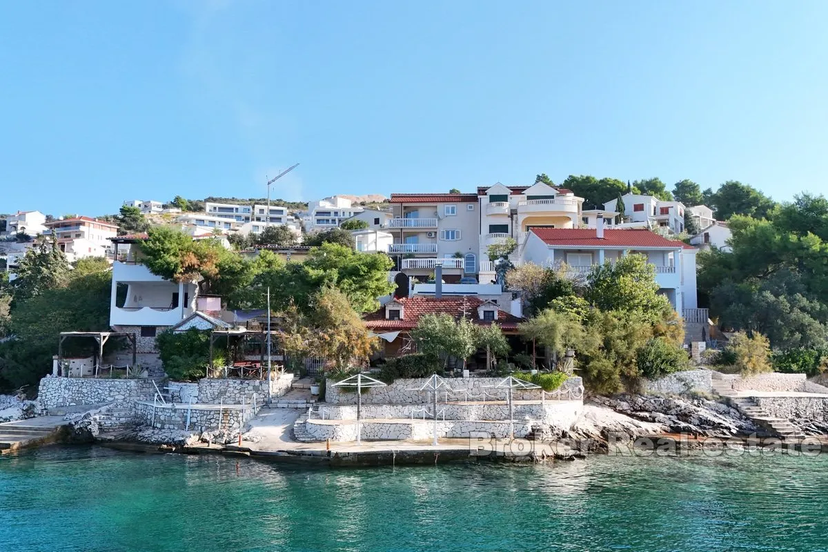 Apartmanska kuća u prvom redu do mora - Rogoznica