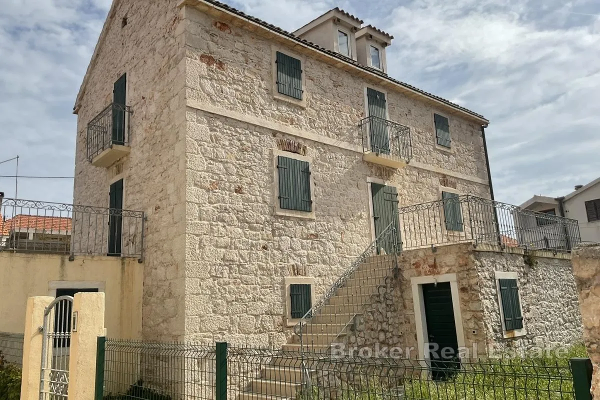 ekskluzivna kamena vila s pogledom na more - slika 1