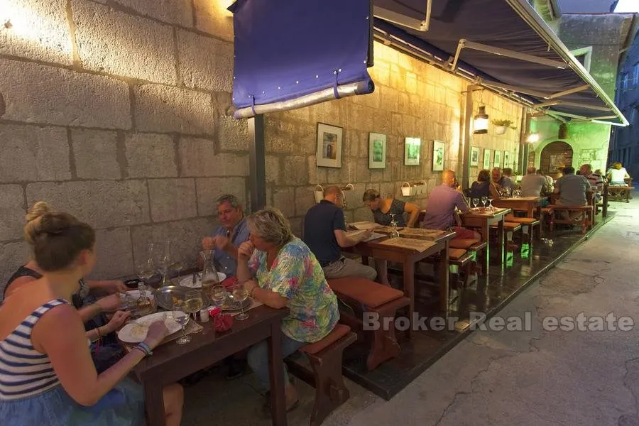 kuća u centru s restoranom, na prodaju - slika 6