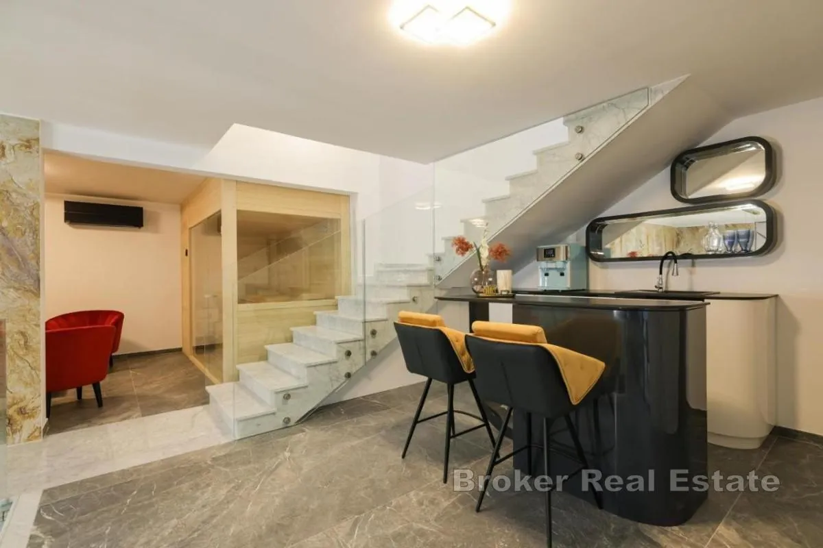 dvoetažni penthouse uz more s privatnim bazenom na krovnoj terasi - slika 12