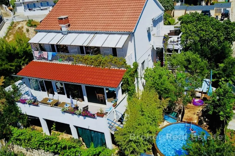 kuća s uhodanim turističkim poslovanjem i pogledom na more - slika 15