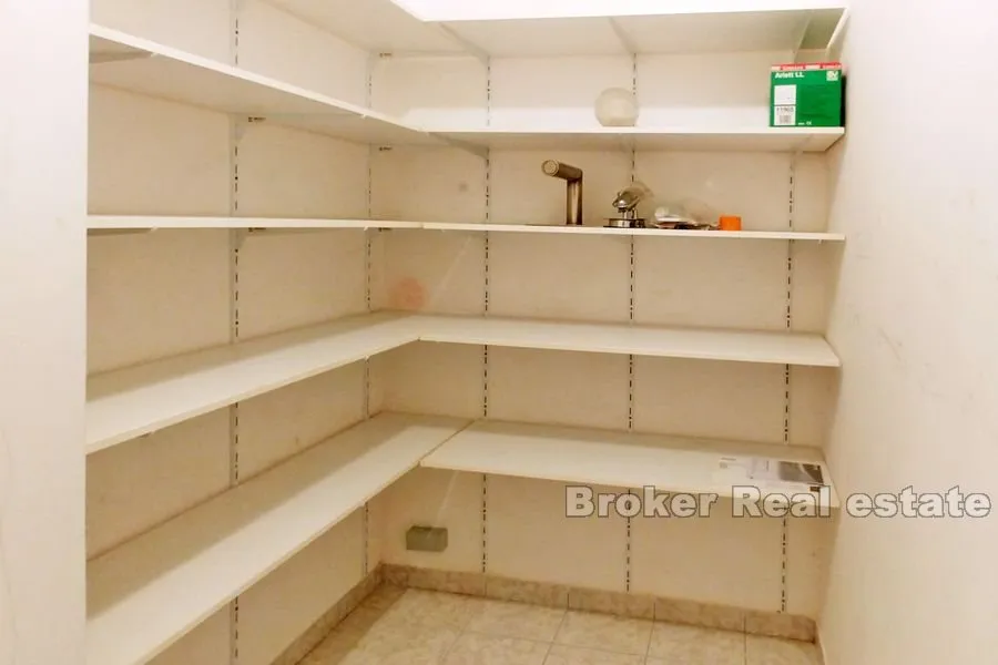 žnjan, dvosoban stan prvi red do mora - slika 12