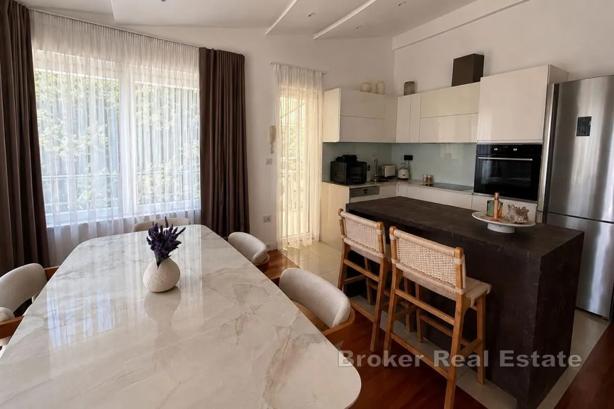 ekskluzivan stan na prestižnoj lokaciji prvi red uz more - slika 7