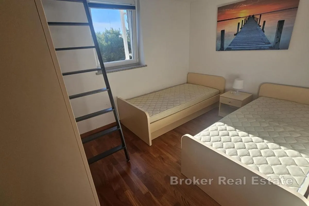 apartman s pogledom na more u mirnoj zoni - slika 11