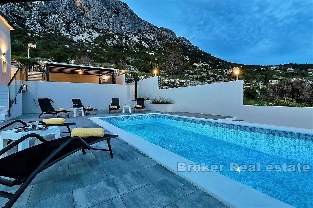 vila s bazenom i pogledom na more - slika 3
