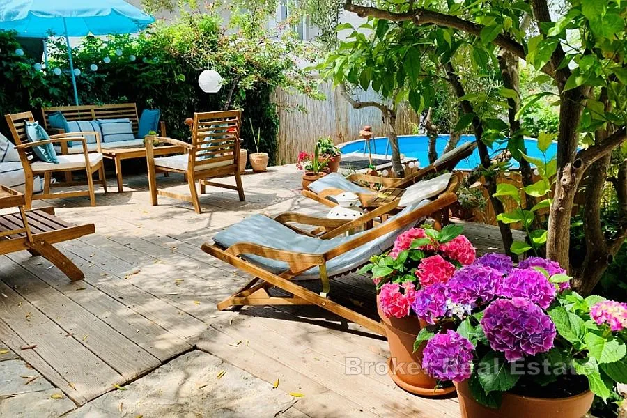 kuća s uhodanim turističkim poslovanjem i pogledom na more - slika 2