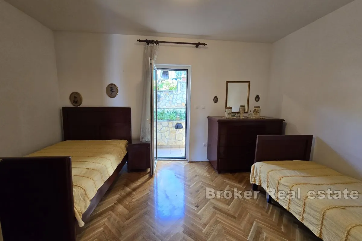 kuća u prvom redu do mora s dva apartmana - slika 8