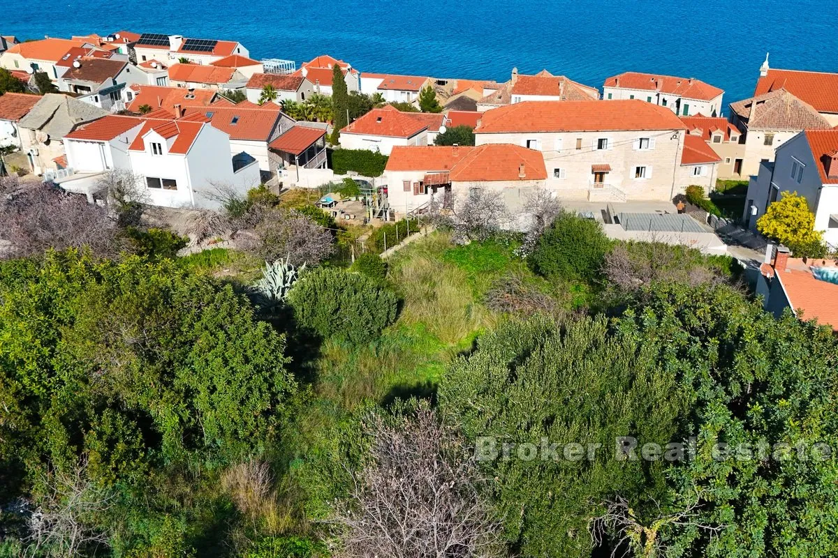 Građevinsko zemljište u blizini mora i centra mjesta - Brač, Brač