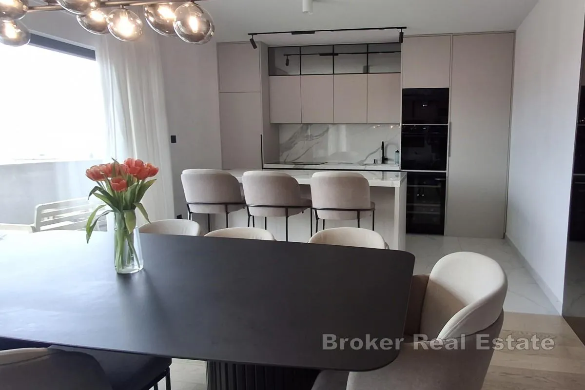 prostrani penthouse s otvorenim pogledom na more - slika 3