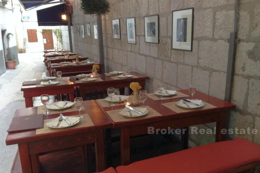 kuća u centru s restoranom, na prodaju - slika 8
