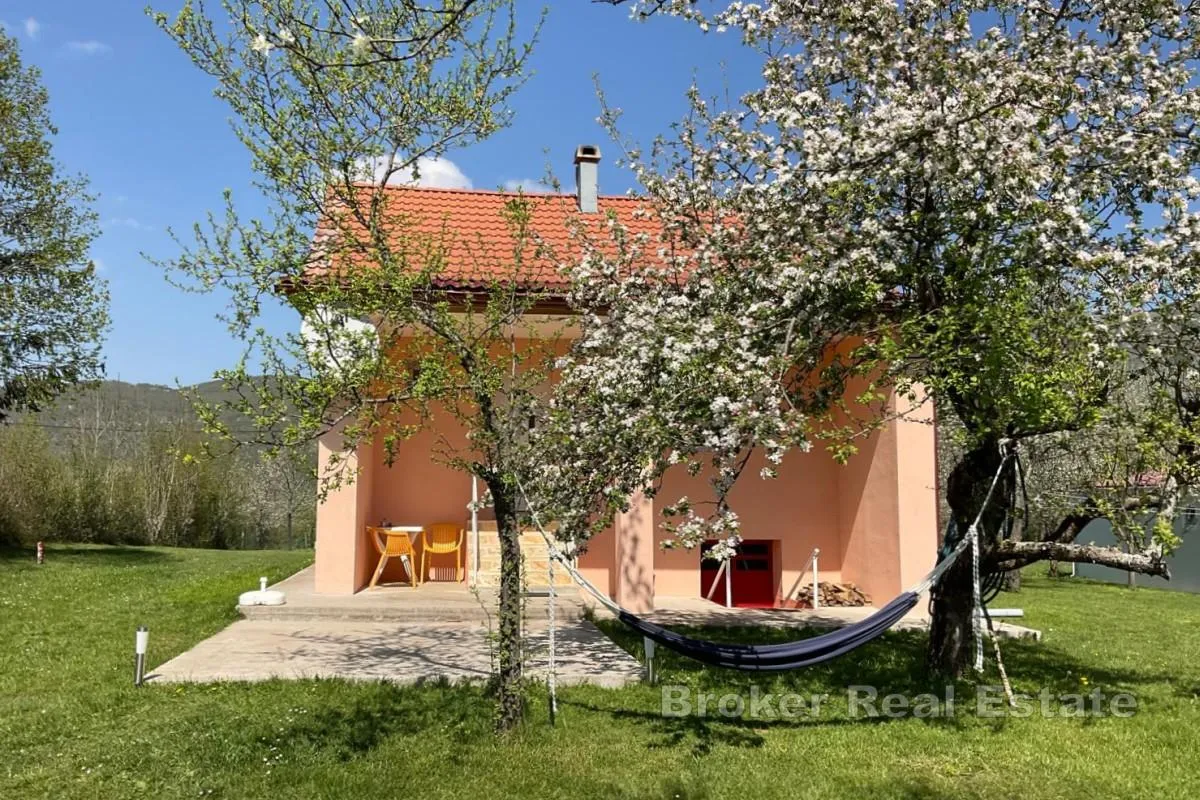 kuća u prirodi s velikom okućnicom - slika 1