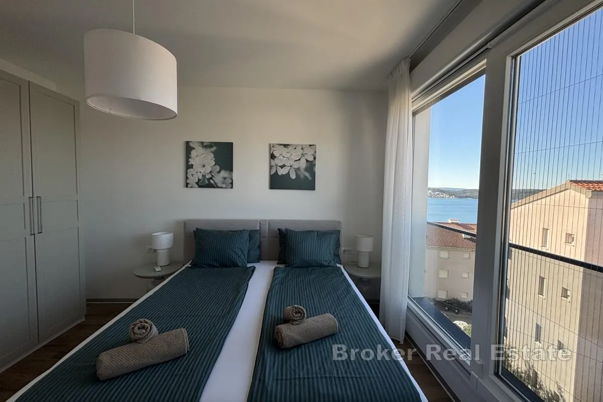 dvosoban penthouse stan s pogledom na more i krovnom terasom - slika 9