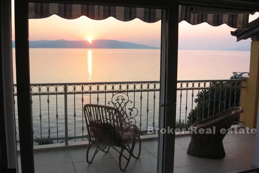 apartmanska kuća prvi red do mora - slika 12