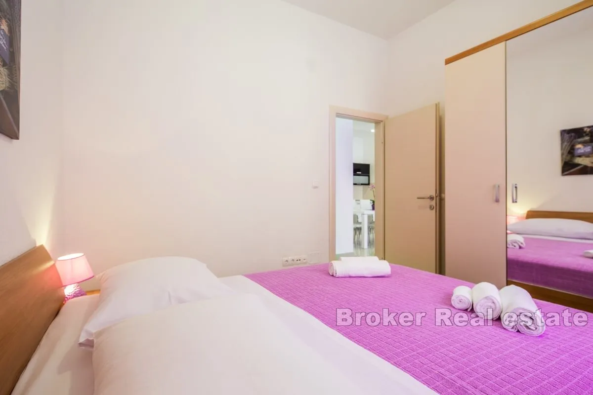 atraktivan apartman s bazenom - slika 8