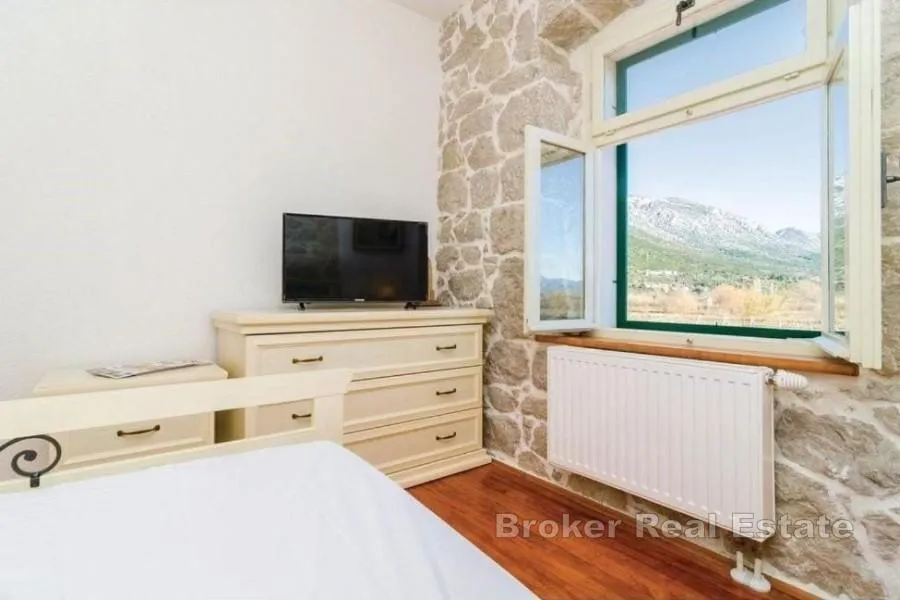 kamena vila s bazenom okružena prirodom i privatnošću - slika 8