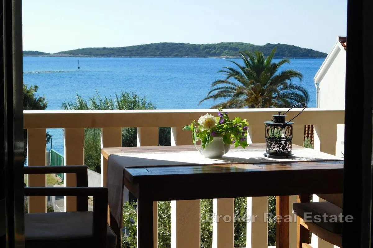 Samostojeća apartmanska kuća blizu plaže - Vis