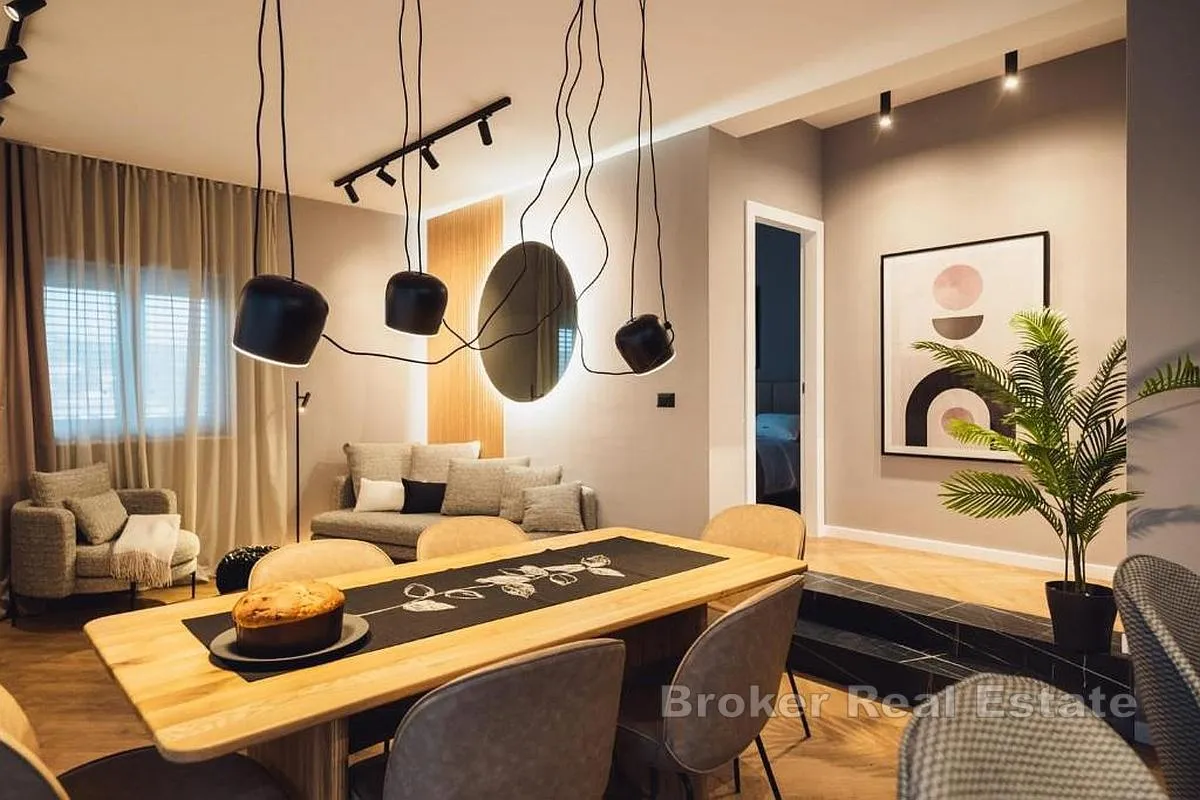 vila s dva apartmana i bazenom - slika 4