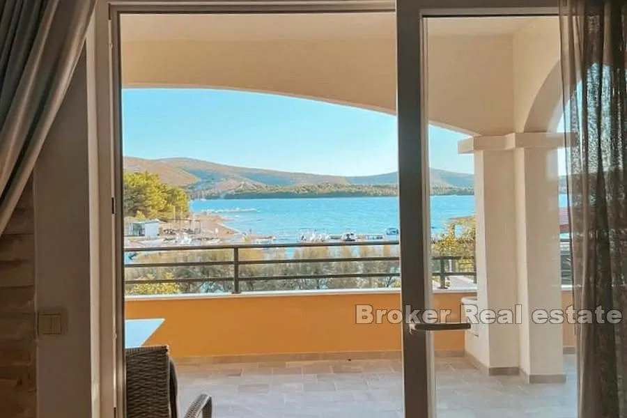 apartmanska kuća u prvom redu do mora - slika 1