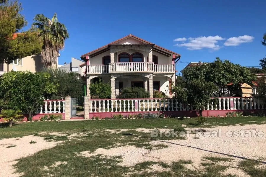 apartmanska kuća, prvi red do mora - slika 2