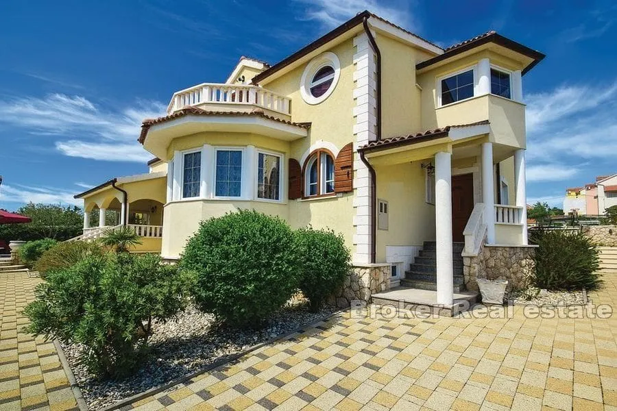 luksuzna vila s bazenom - slika 15