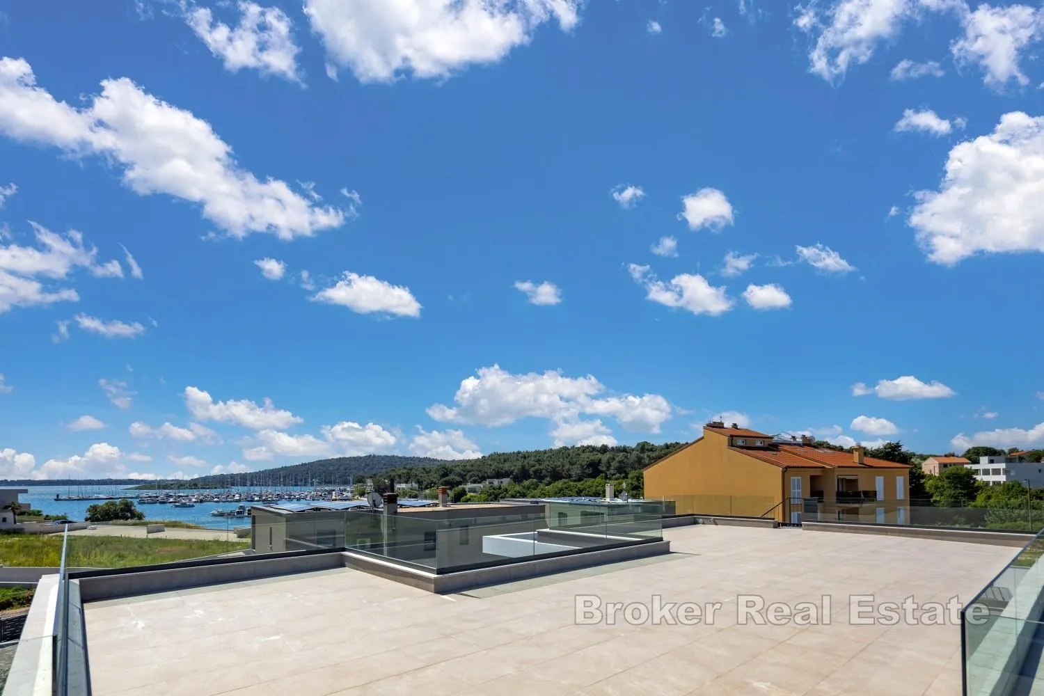 moderna obalna vila s grijanim bazenom i ekskluzivnom rooftop terasom - slika 5