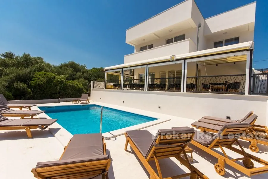 apartmanska kuća sa restoranom - slika 1