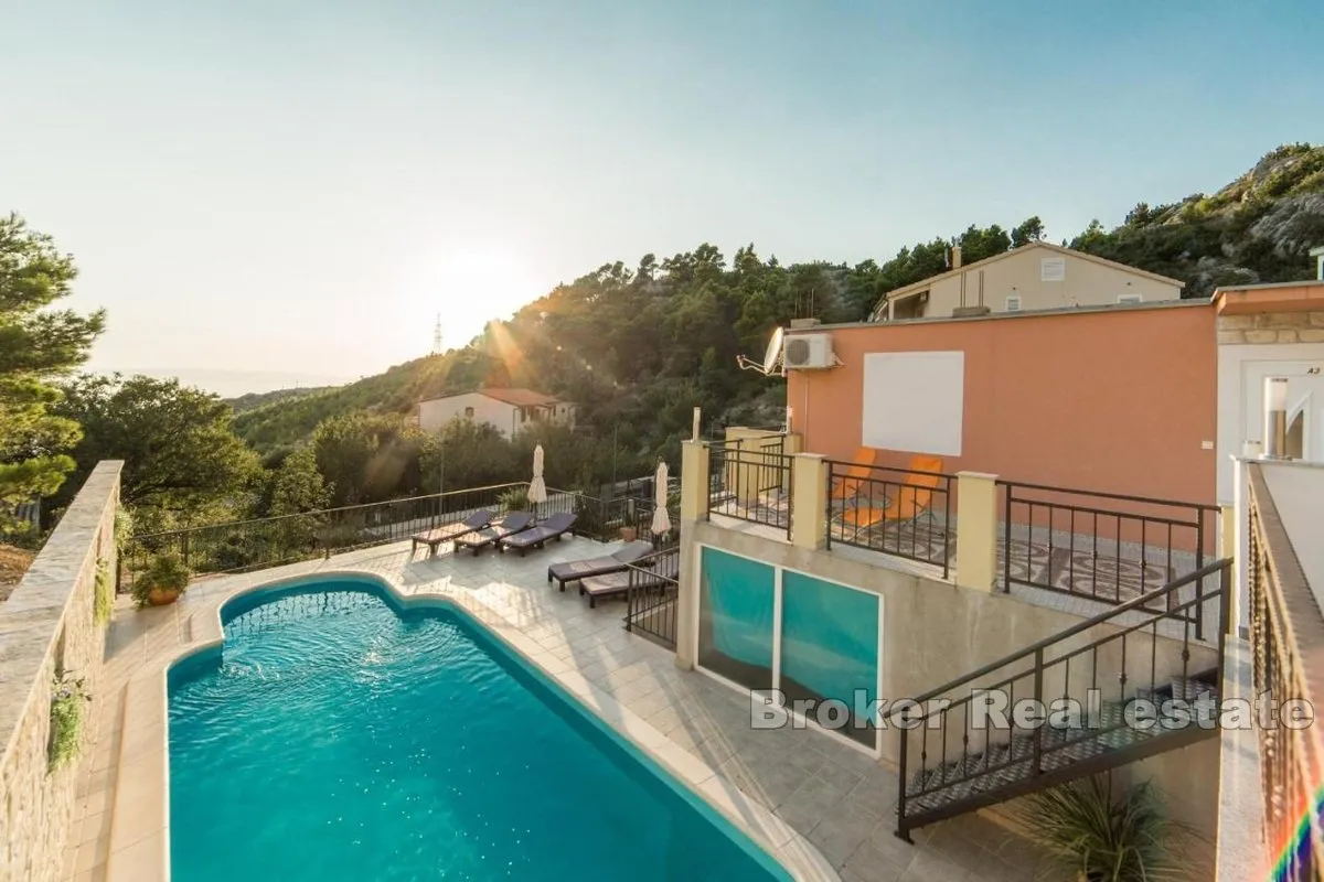 apartmanska kuća s bazenom - slika 2