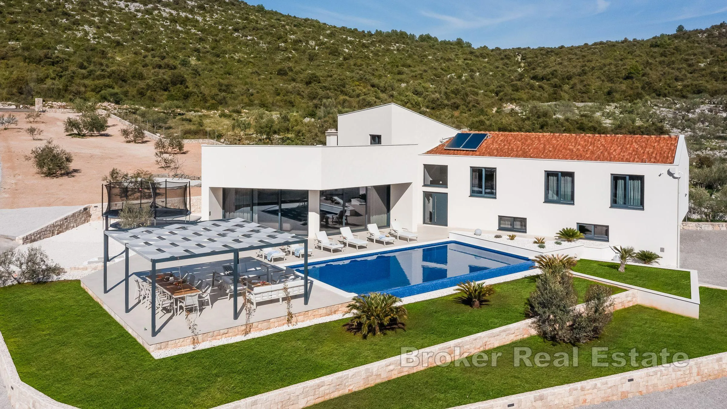 luksuzna vila s bazenom - slika 1
