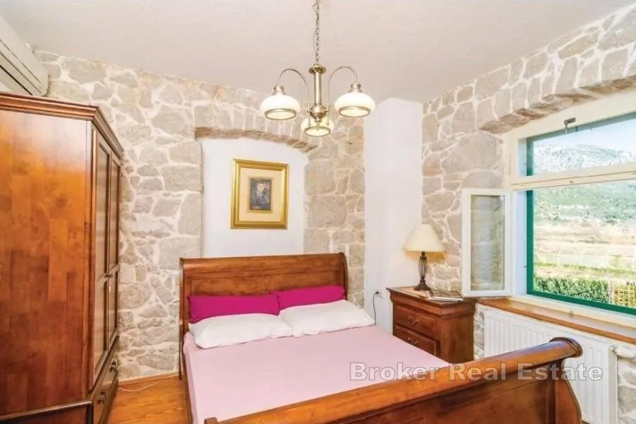 kamena vila s bazenom okružena prirodom i privatnošću - slika 9