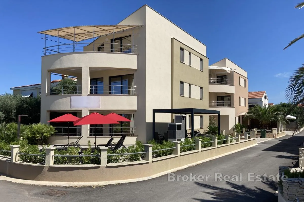 apartmanska kuća u prvom redu do mora - slika 1