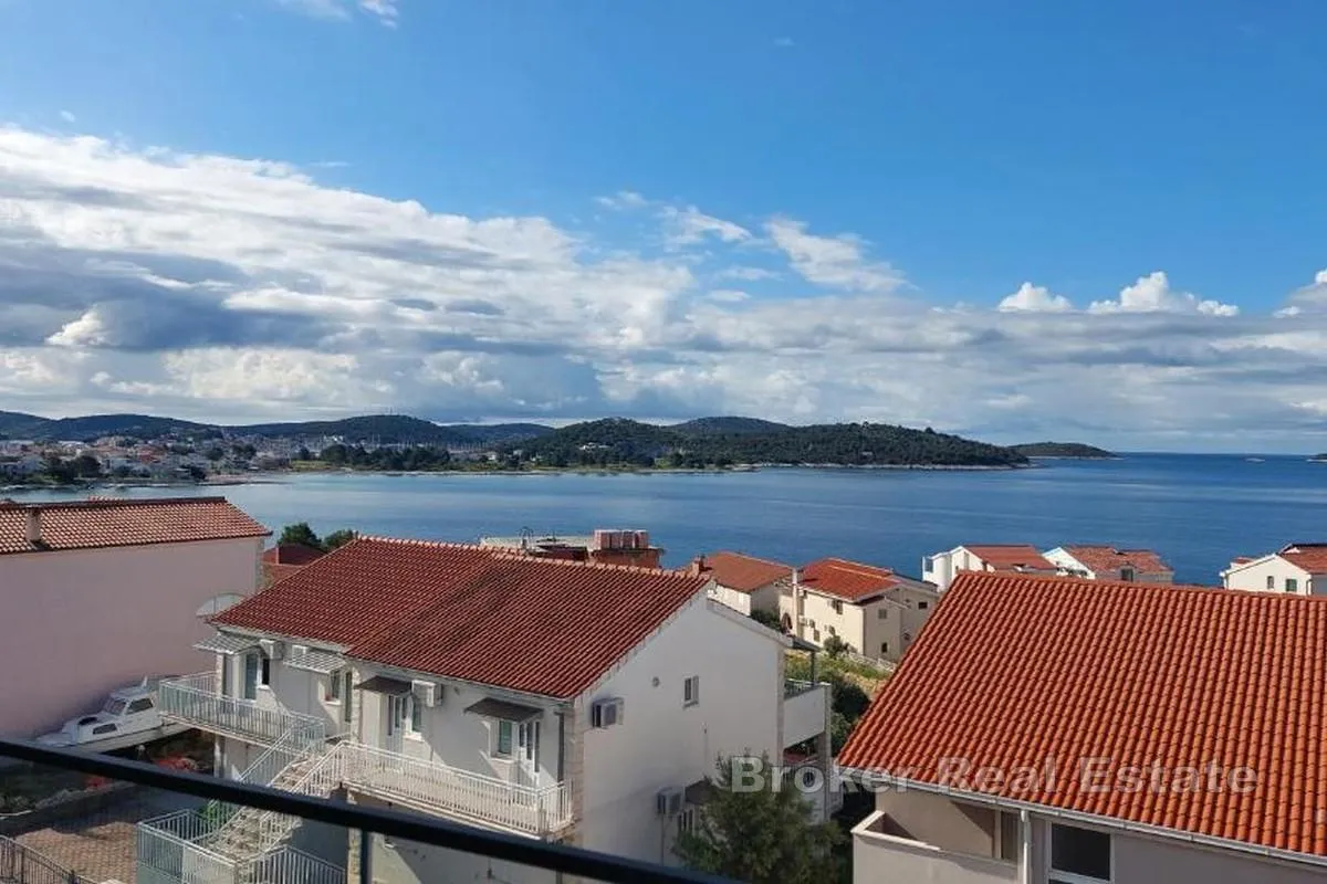 penthouse s otvorenim pogledom na more u prekrasnoj rogoznici - slika 11