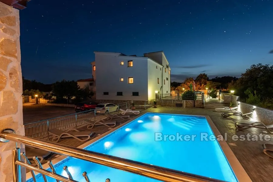 apartmanska kuća s bazenom - slika 1