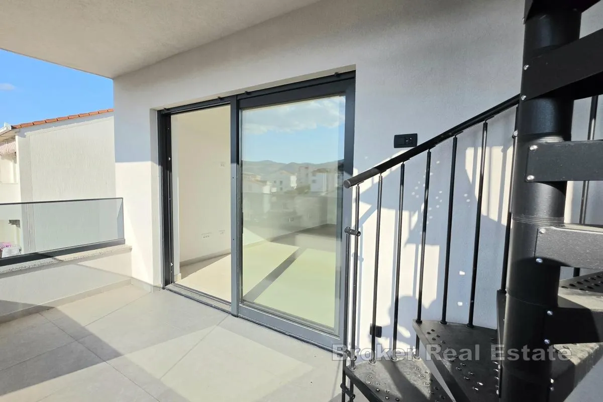 dvosobni penthouse s krovnom terasom i pogledom na more - slika 2