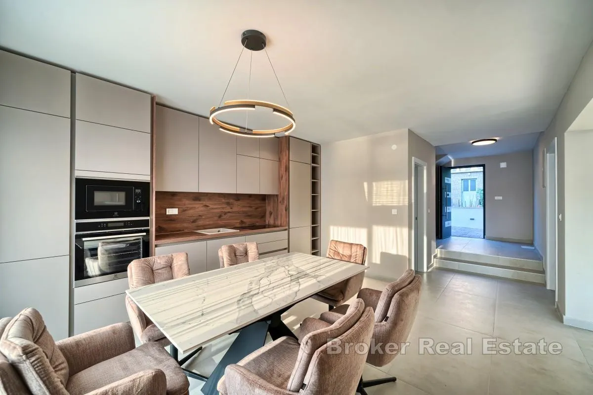 moderna vila – prvi red do mora u blizini rogoznice - slika 12