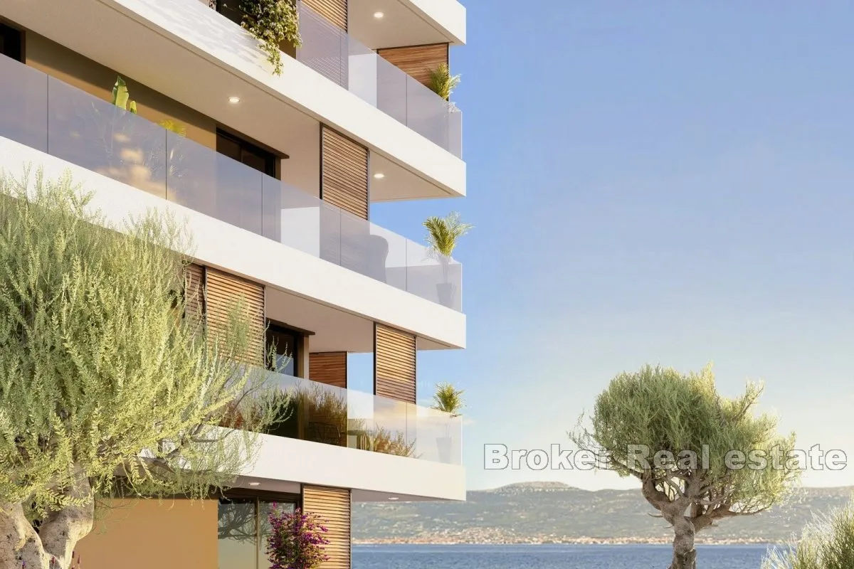 prostran apartman u prvom redu do mora - slika 7