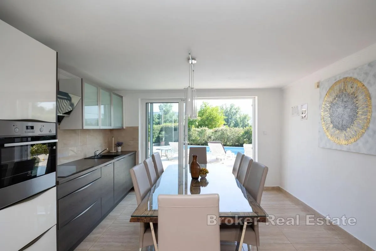 kuća s četiri spavaće sobe i bazenom - slika 11