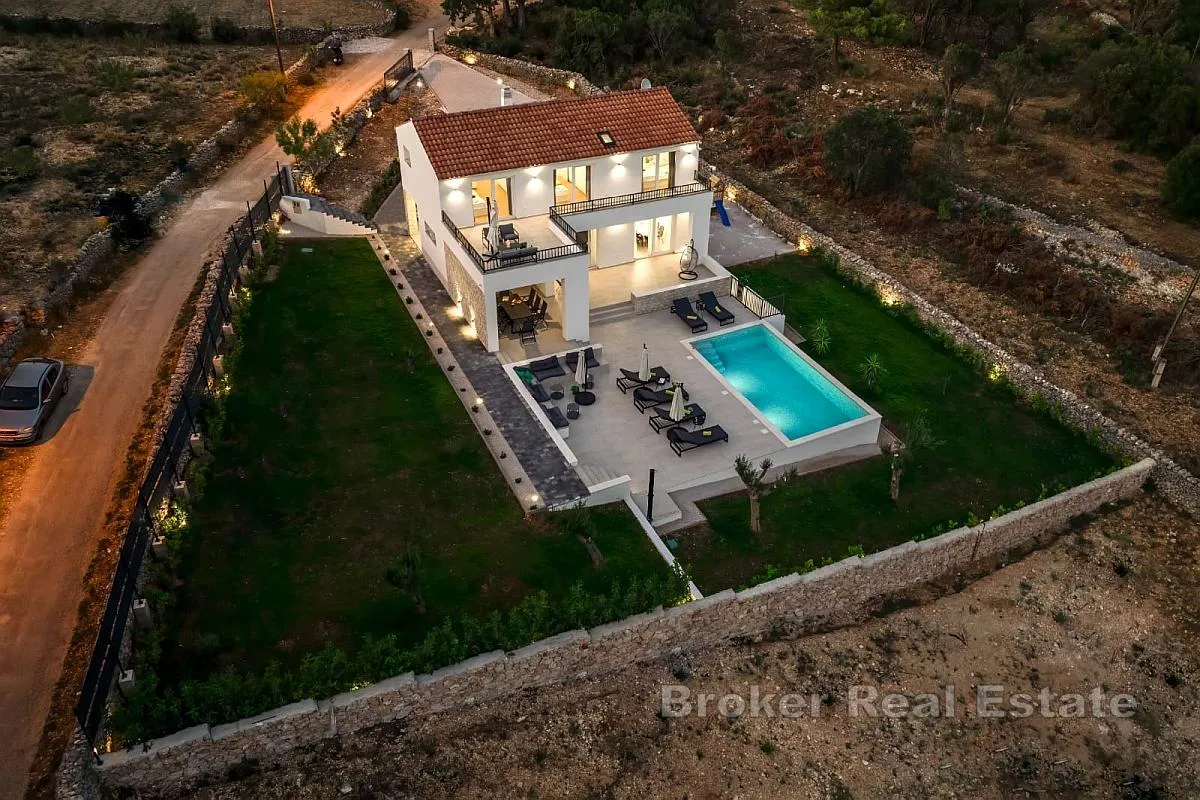 moderna vila s bazenom - slika 21
