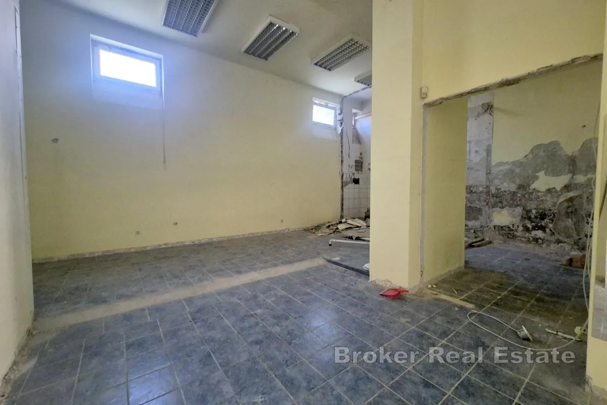 atraktivno pozicionirani poslovni prostor za kompletnu renovaciju - slika 4