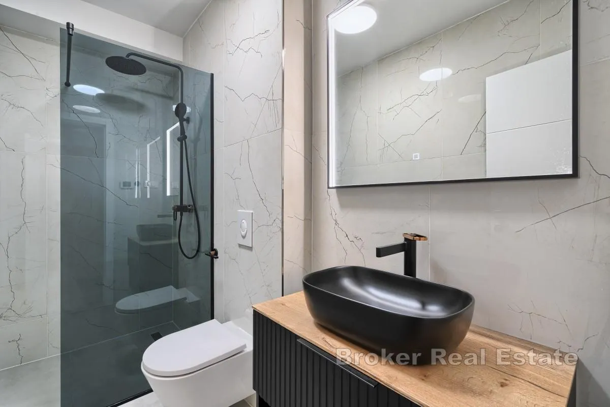 moderna vila – prvi red do mora u blizini rogoznice - slika 24