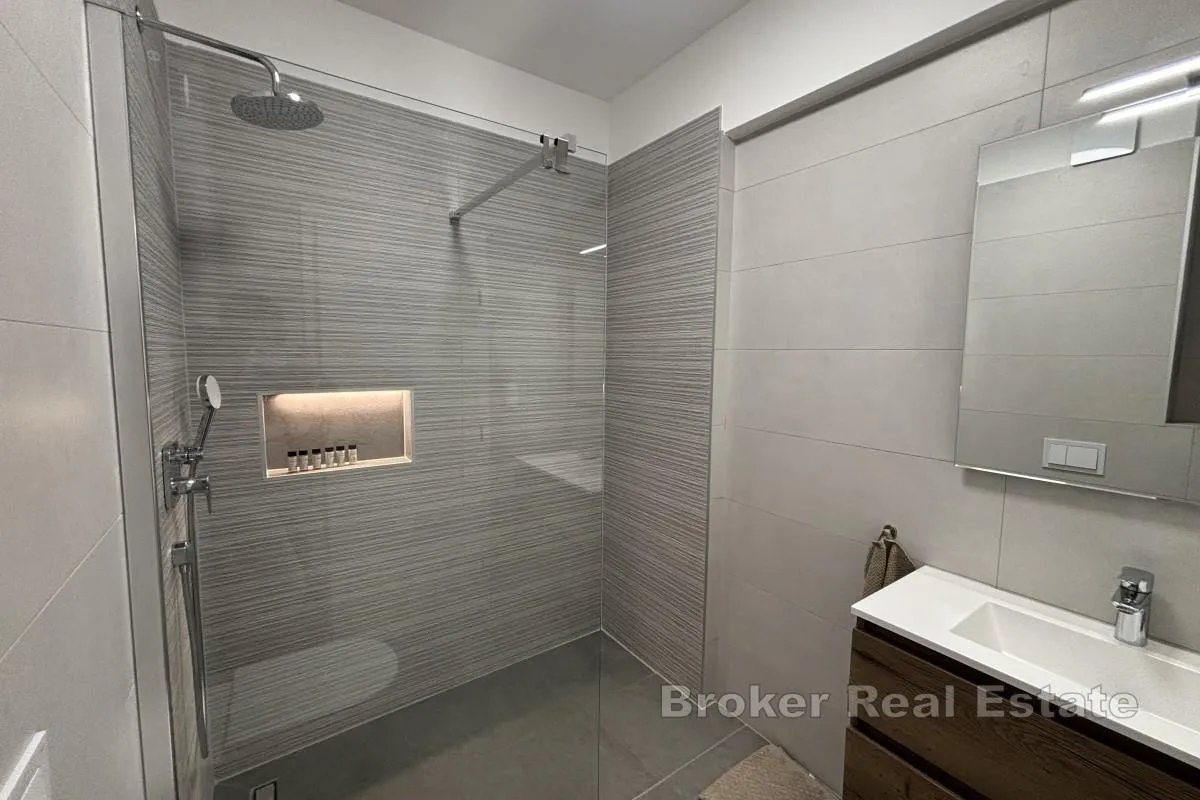 moderan penthouse s krovnom terasom i panoramskim pogledom na more - slika 16