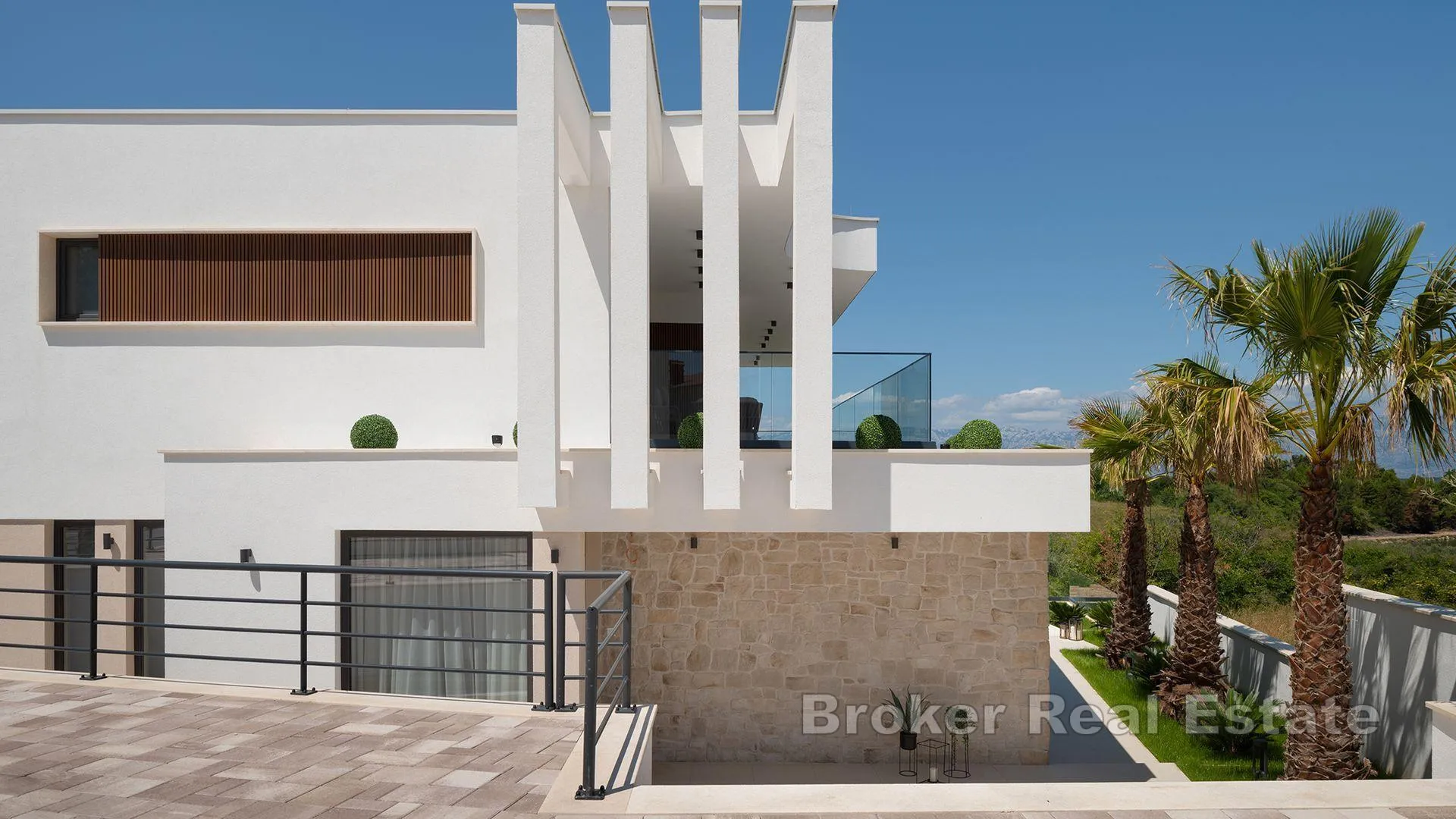 vila s bazenom blizu mora - slika 23