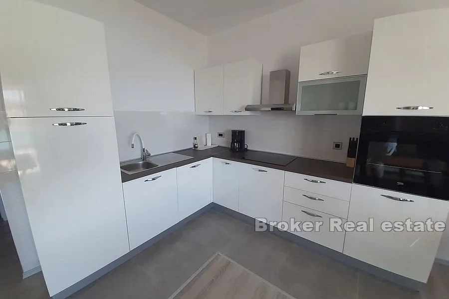 apartmanska zgrada u prvom redu do mora - slika 7