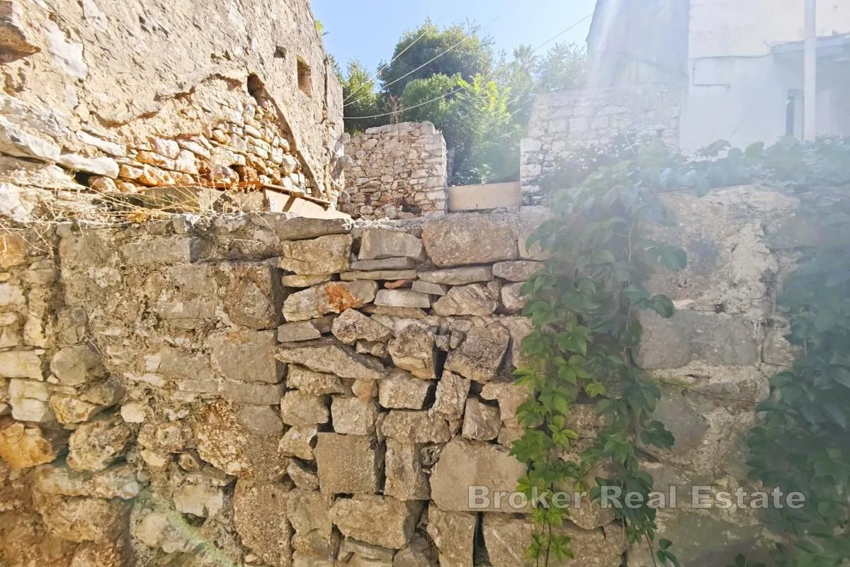 dvije kamene kuće za obnovu - centar mjesta, blizina mora - slika 3